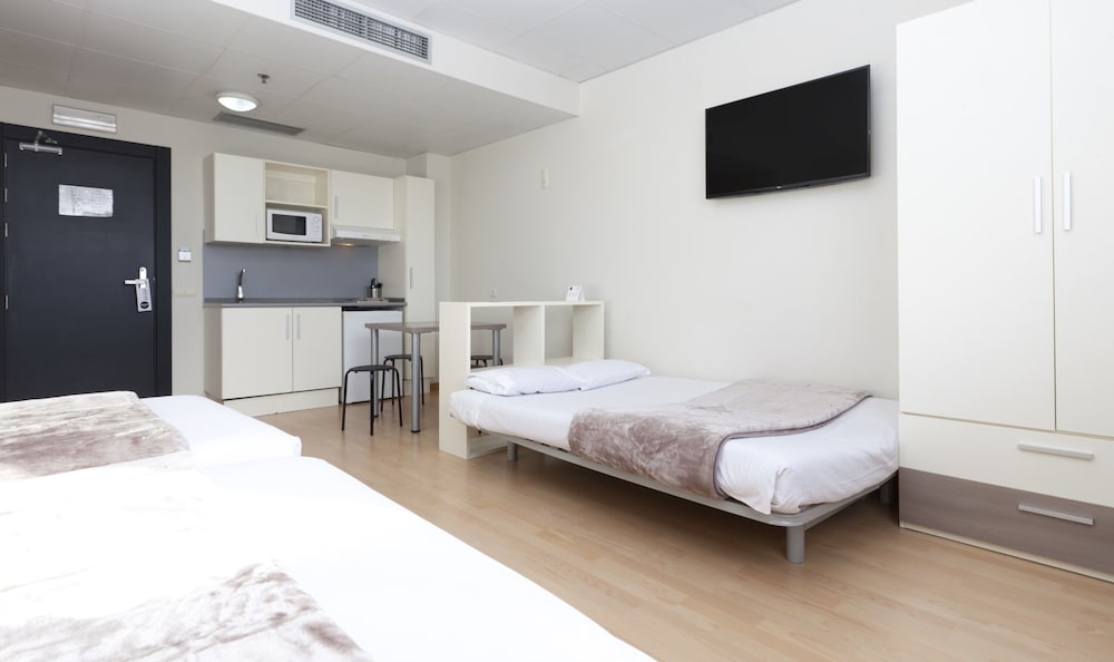 Family Room, Kitchen (2 Adults + 1 Child) - Photo 7