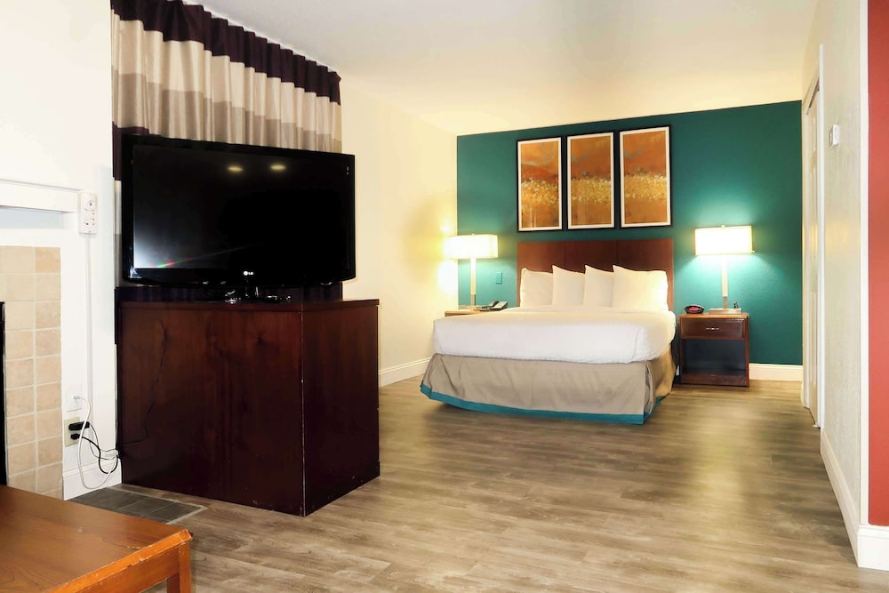 Studio Suite, 1 Queen Bed, Accessible, Non Smoking photo 3