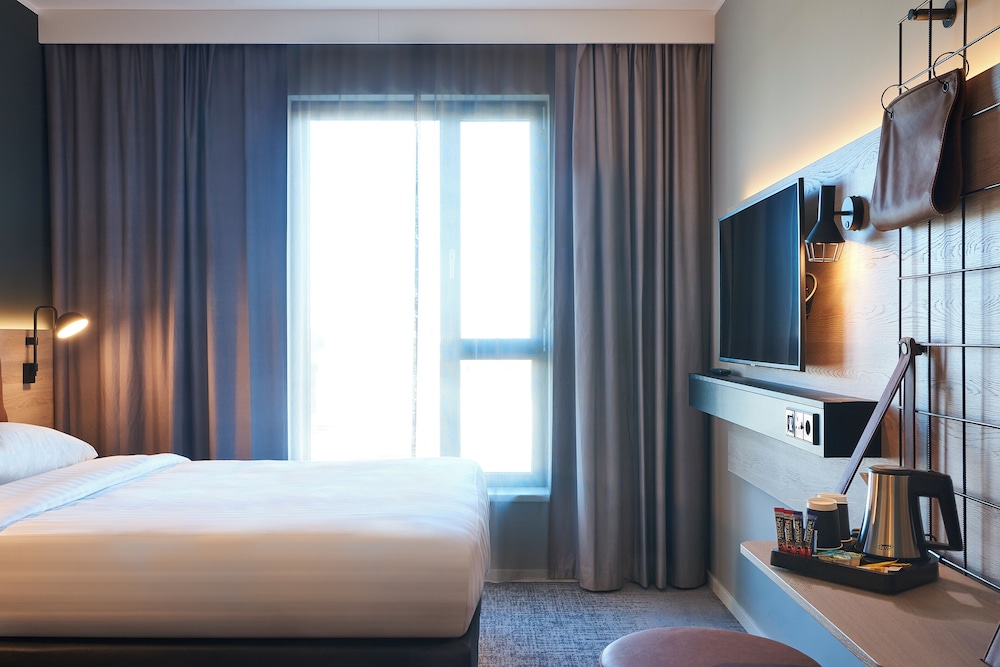 Room, 1 Queen Bed, Lake View - Photo 1