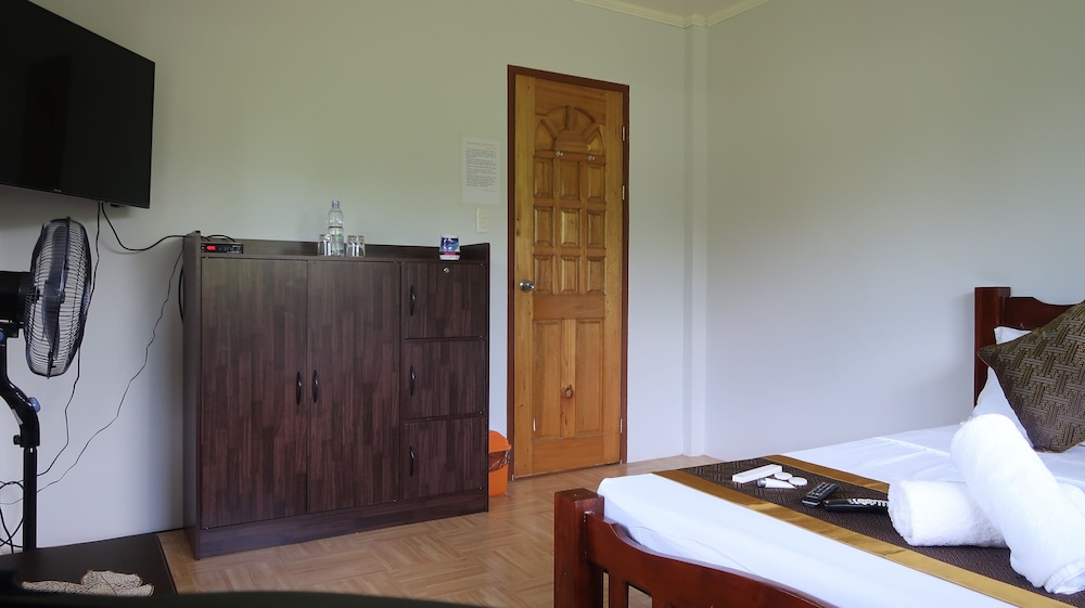 Queen Room With A/C photo 2