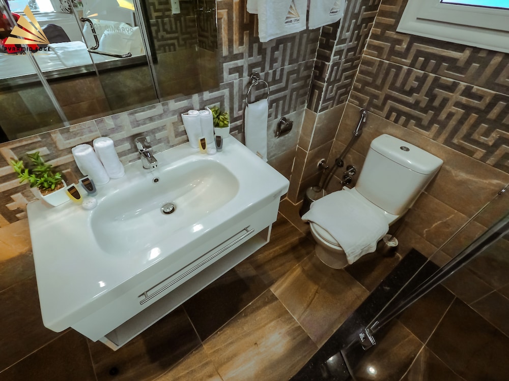 Executive Suite, Jetted Tub (Pyramids View) - Photo 9