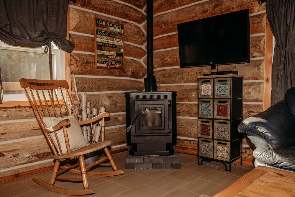 Cabin - 2 Queen & 1 Double - Pets Allowed photo 2