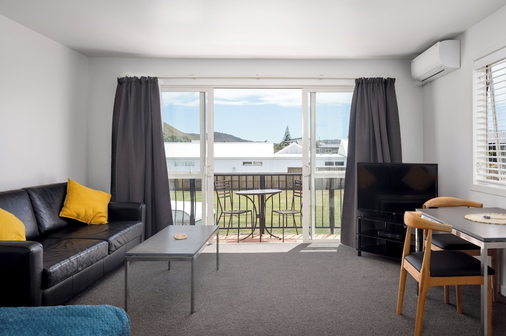 Compact 1 Bedroom Balcony photo 2