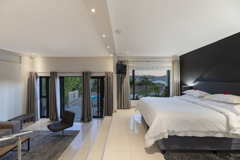 THE BLOEM SUITE ONE photo 2