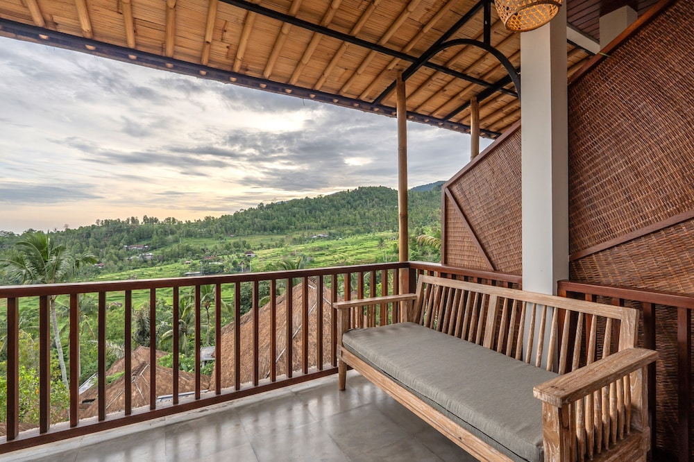 Deluxe Room, 1 King Bed, Hill View - Photo 5