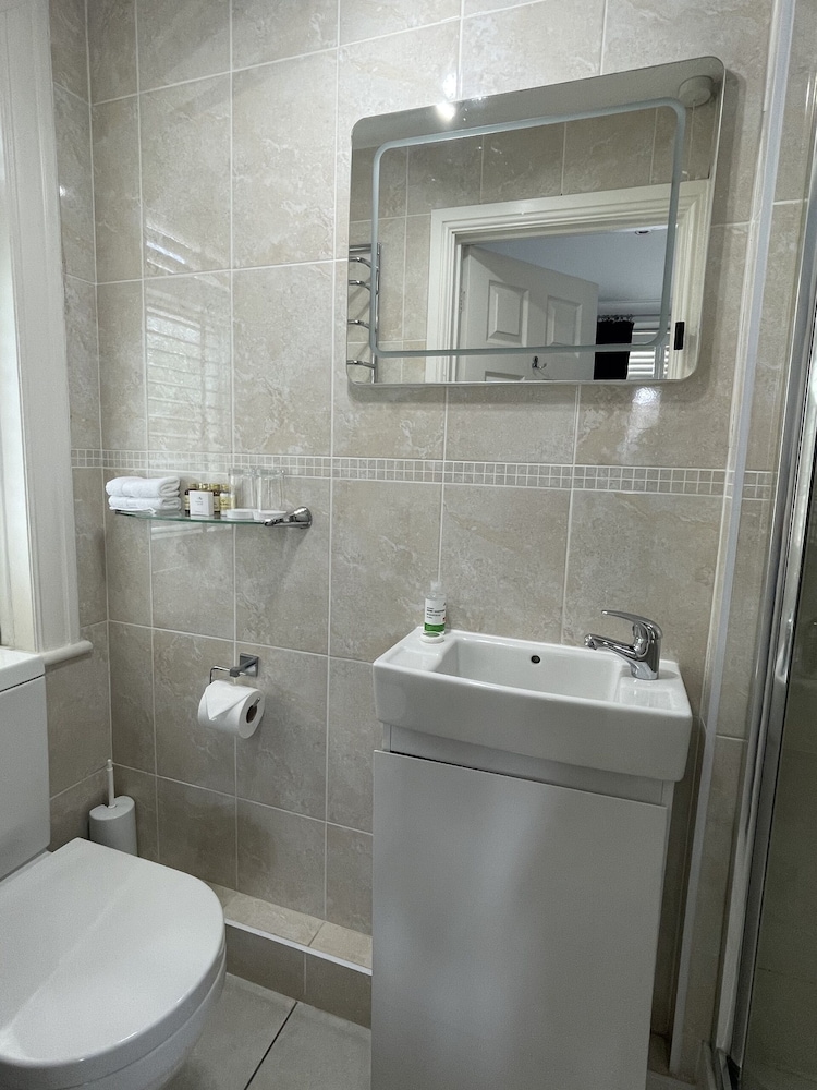 Basic Double Room, Ensuite (GroundFloor-Small Ensuite) photo 2