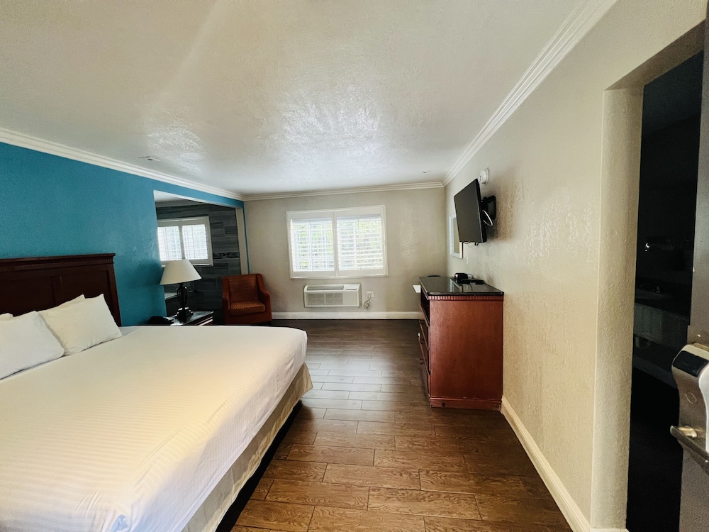 Signature Suite, 1 King Bed, Jetted Tub photo 2