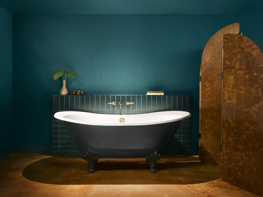 Grand Corner Suite (Non Smoking) (Accessible) - Photo 7