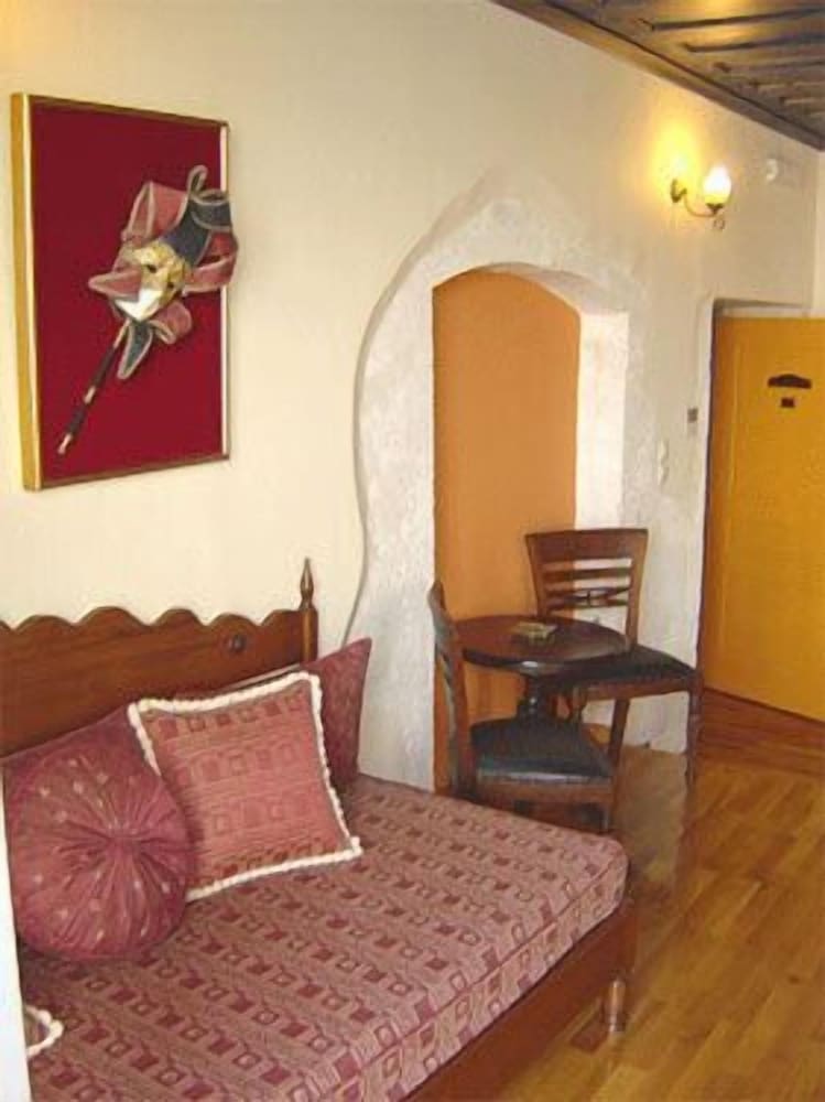 Standard Room thumbnail 6