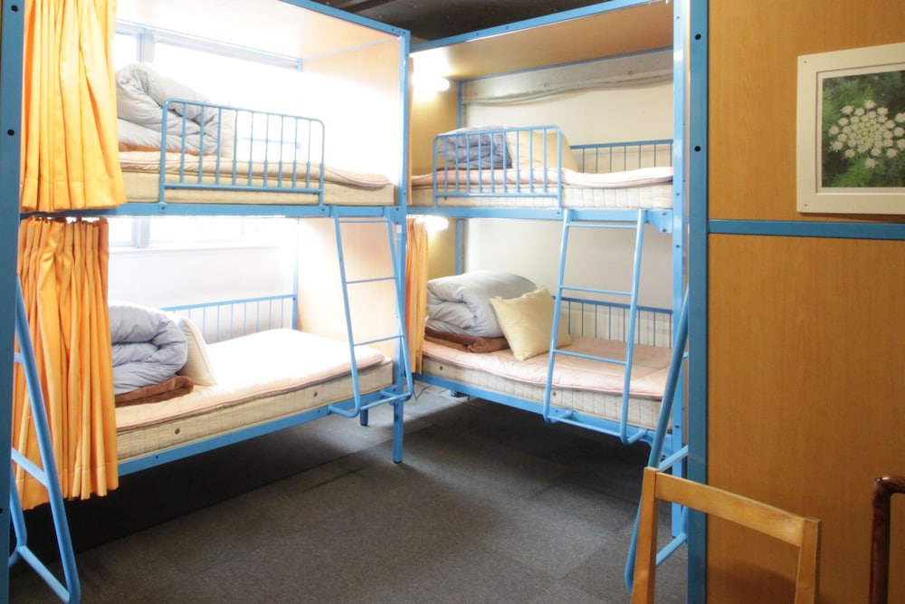 6 Bed Private Room (3 Bunk Beds) Shared Bathroom photo 3