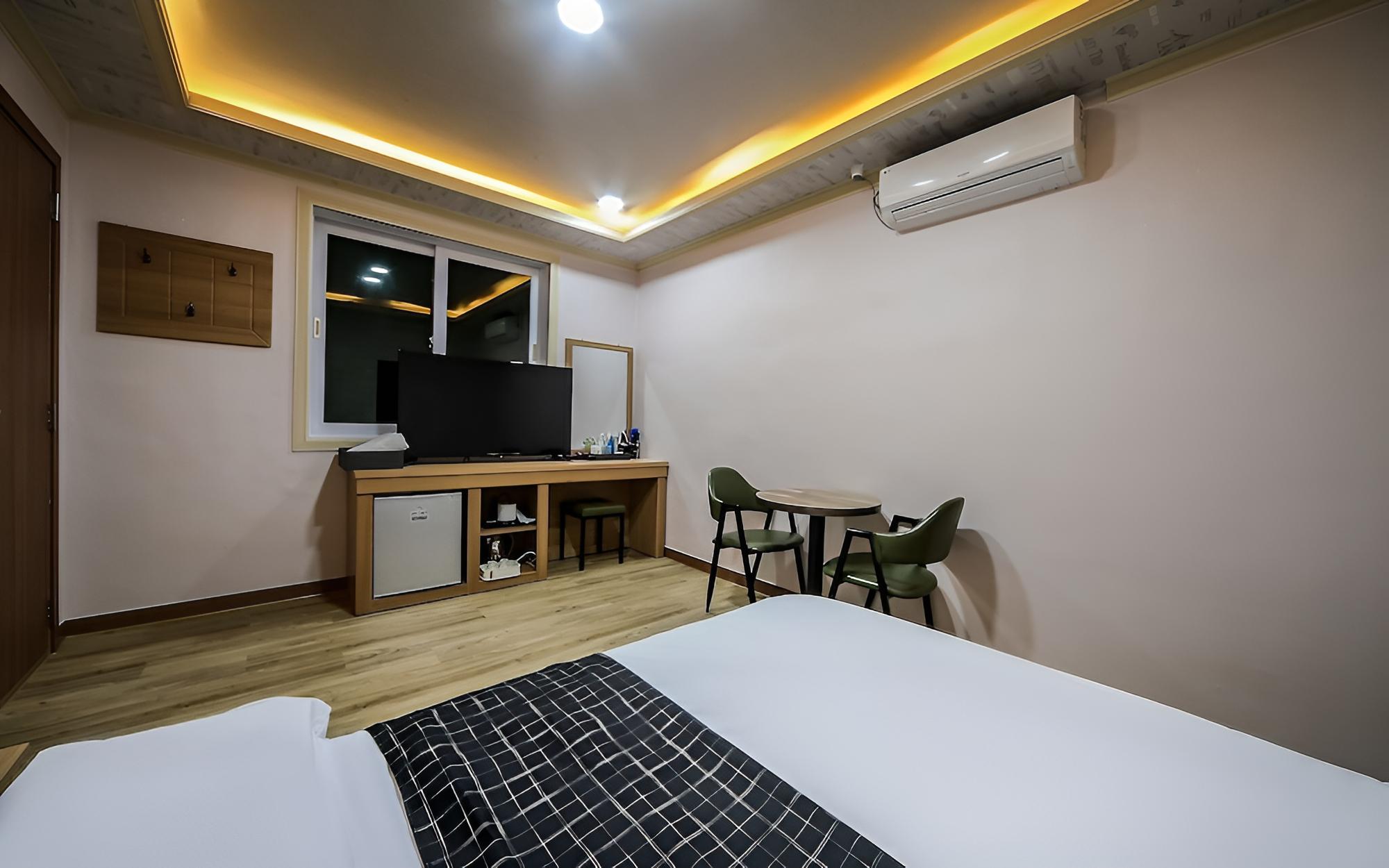Room (Standard Room) - Photo 9