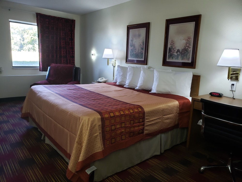 Room, 1 King Bed, Non Smoking - Photo 6