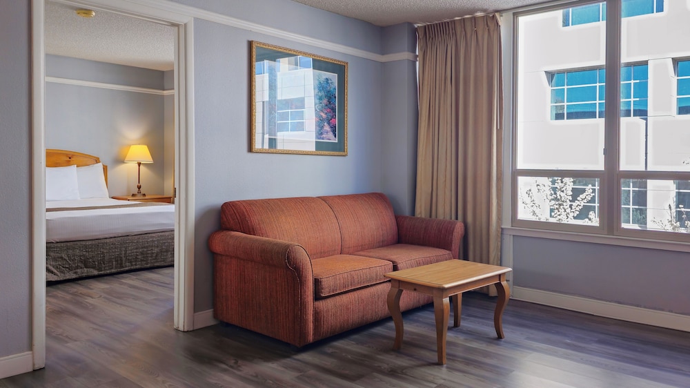 One-Bedroom Corner Suite