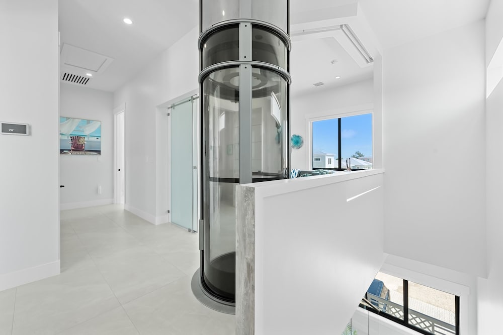 Luxury Seaside Escape ~ Heated Pool w Jacuzzi ~ Elevator ~ Dock ~ Scenic Views, Billede 59