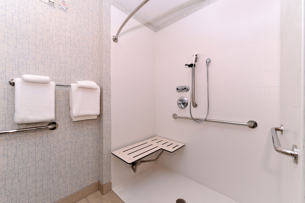 Standard Room, 2 Queen Beds, Accessible (Comm, Mobil, Roll-In Shower) - Photo 7