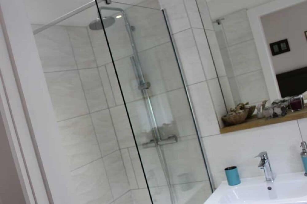 Deluxe Double Room (Zip & Link) photo 3