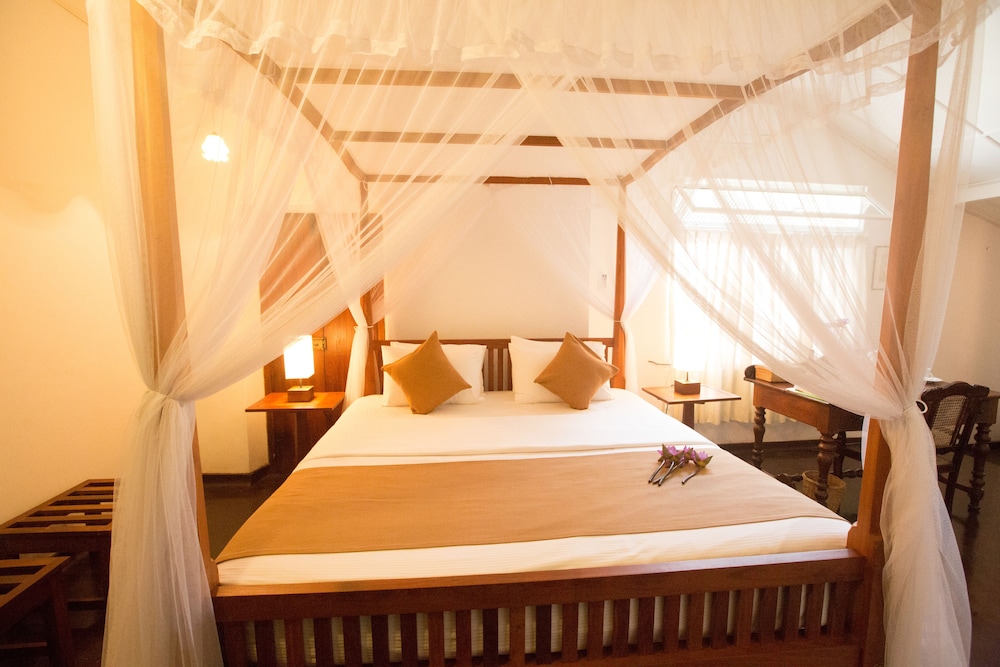 Deluxe Suite, 1 King Bed, Private Bathroom, Garden View photo 1