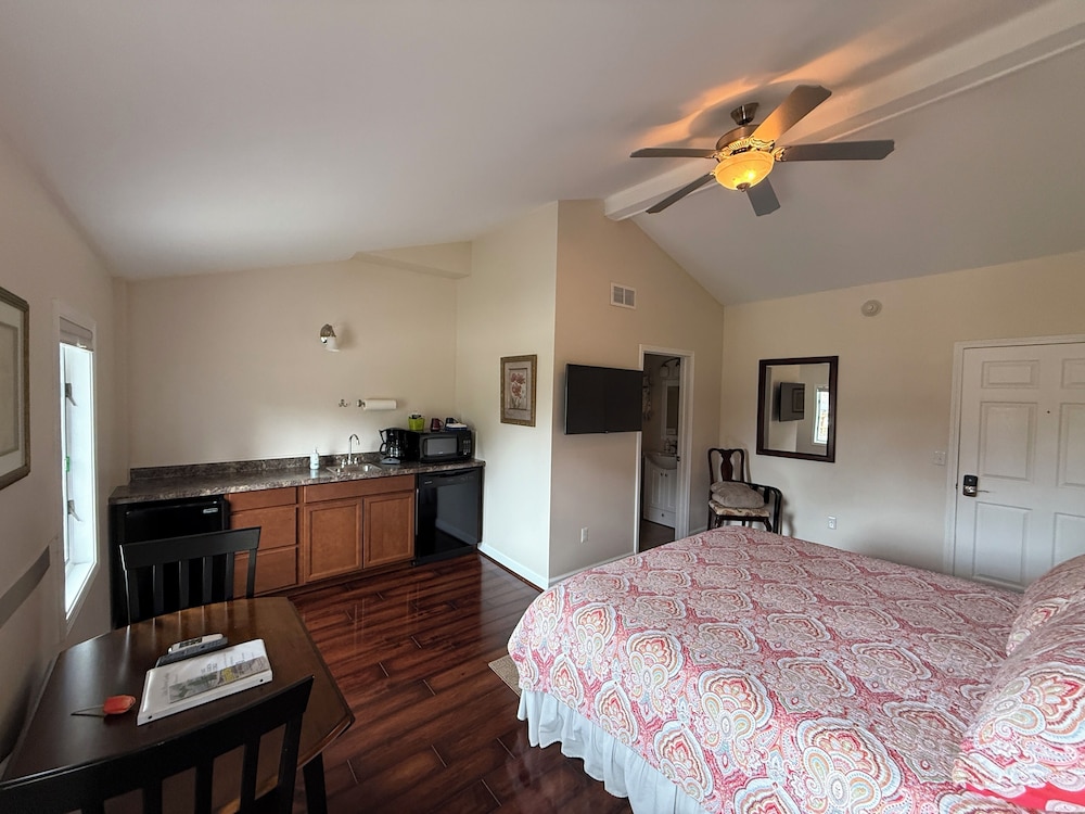 Suite #5 photo 1