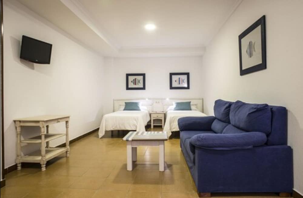 Quadruple Room (4 Adults) photo 2