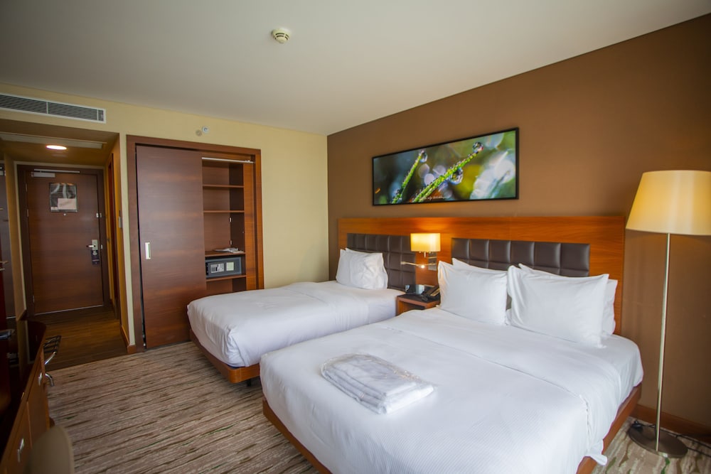 Family Room, 1 King Bed (Connecting Rooms) thumbnail 5
