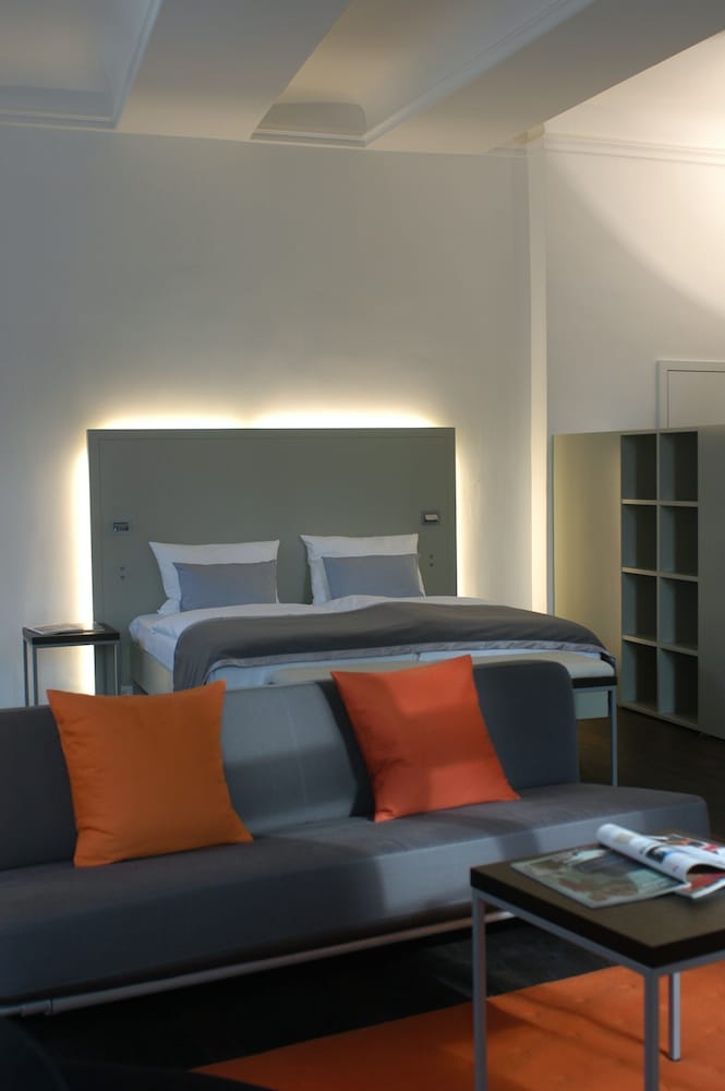Room (Loft)