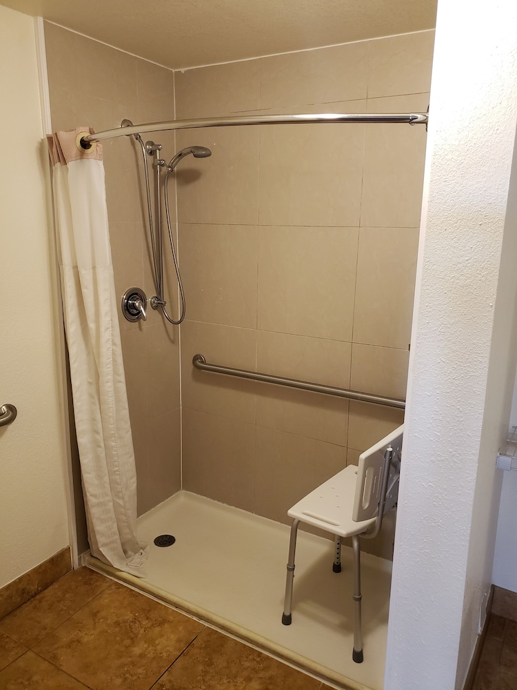 Standard Room, 1 King Bed, Accessible, City View photo 3