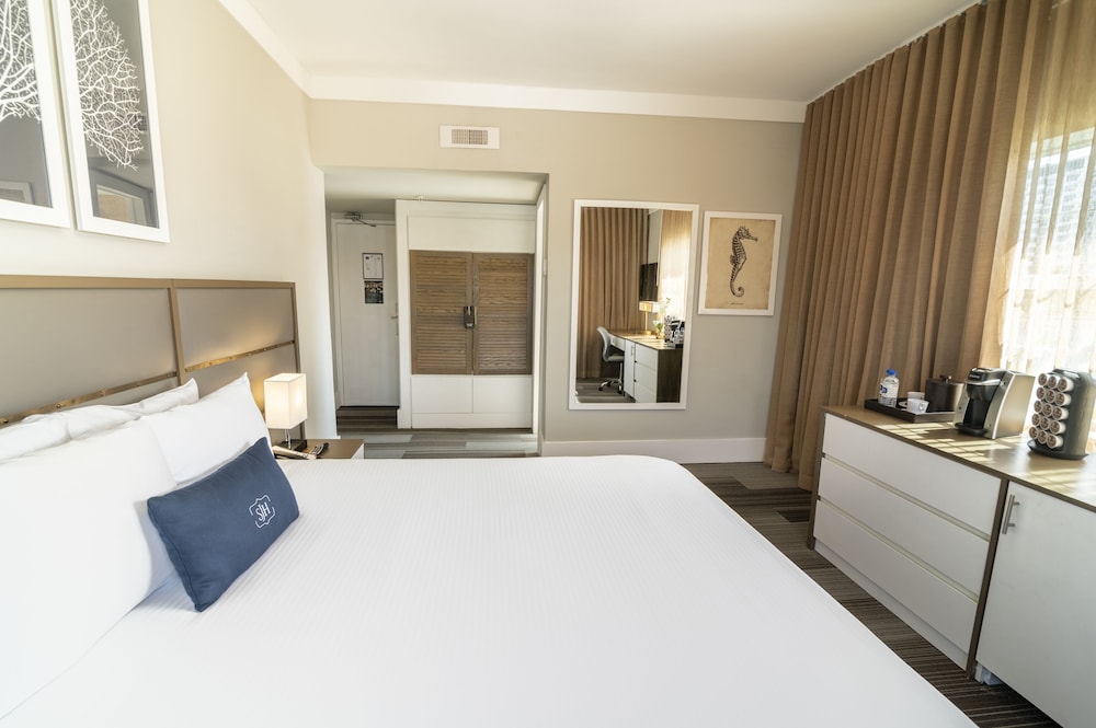 Deluxe Room, 1 King Bed, City View - Photo 3
