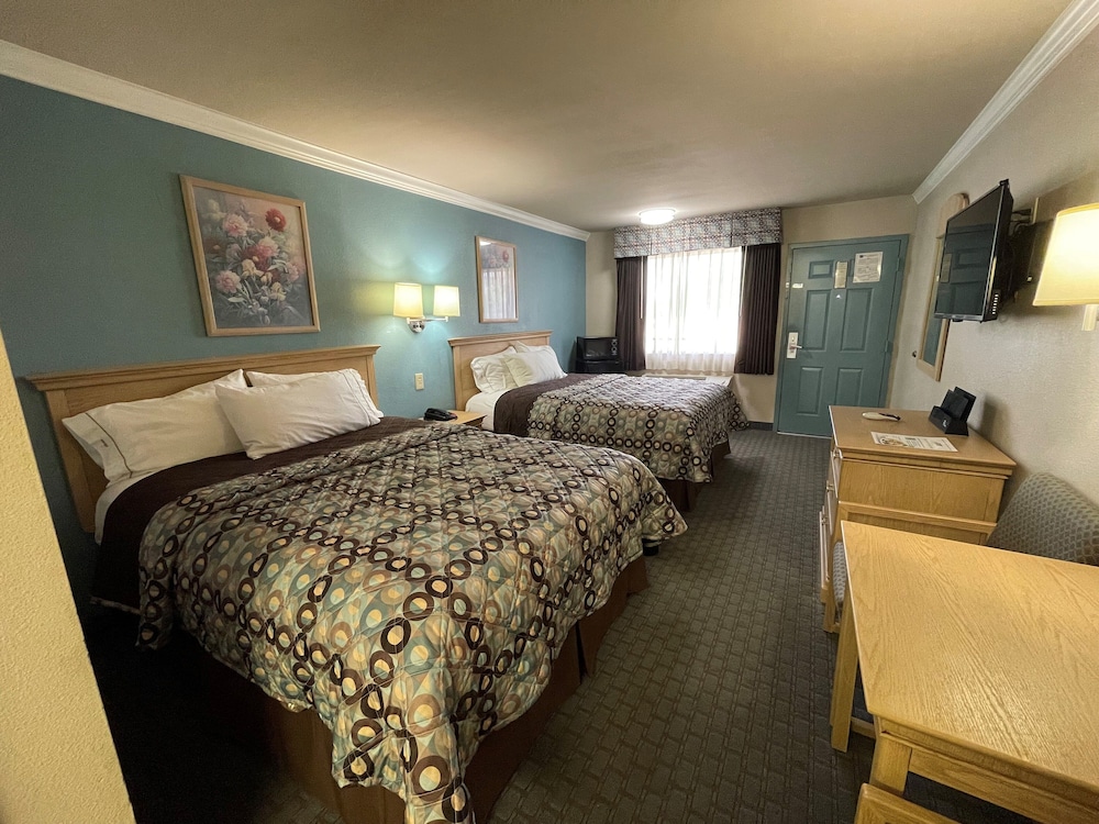 Room, 2 Queen Beds, Smoking - Photo 1