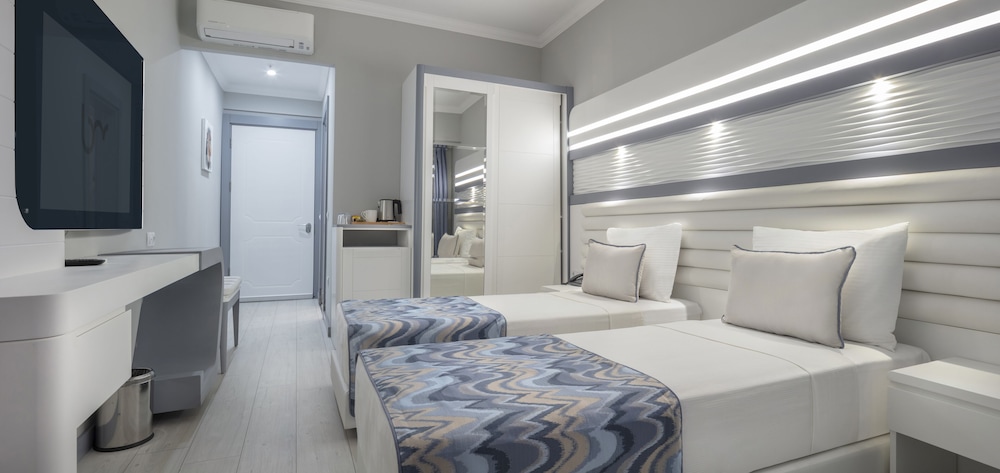 Standard Double or Twin Room, Pool View - Photo 2