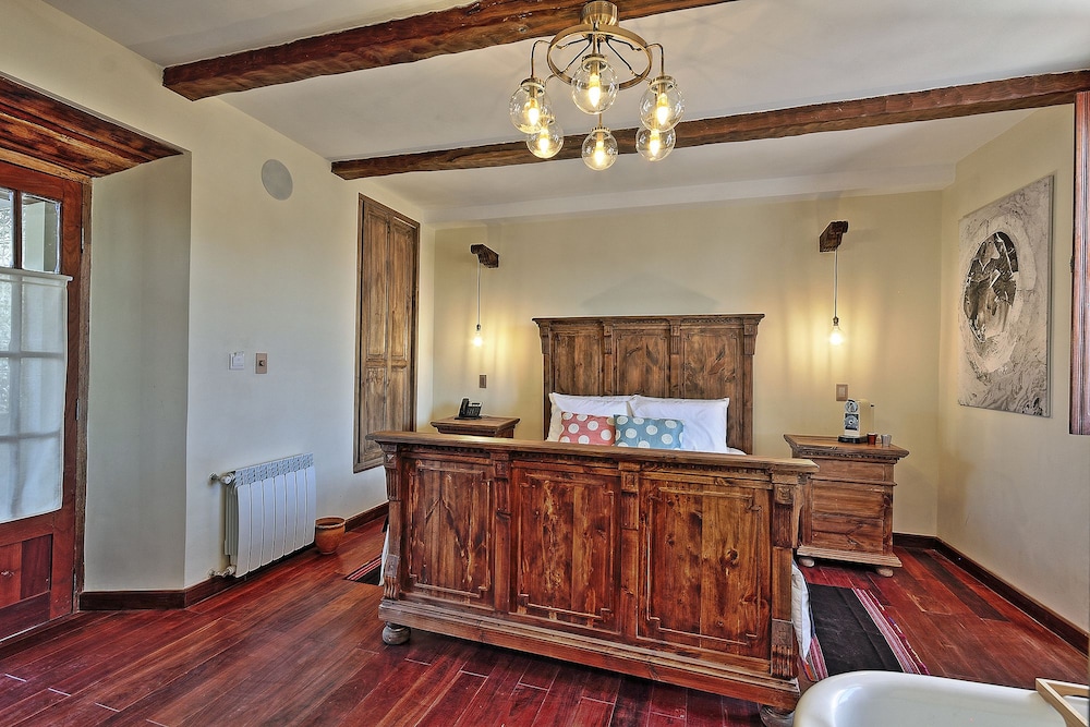 Superior Suite, 1 Queen Bed, Club Lounge Access, Courtyard Area photo 3