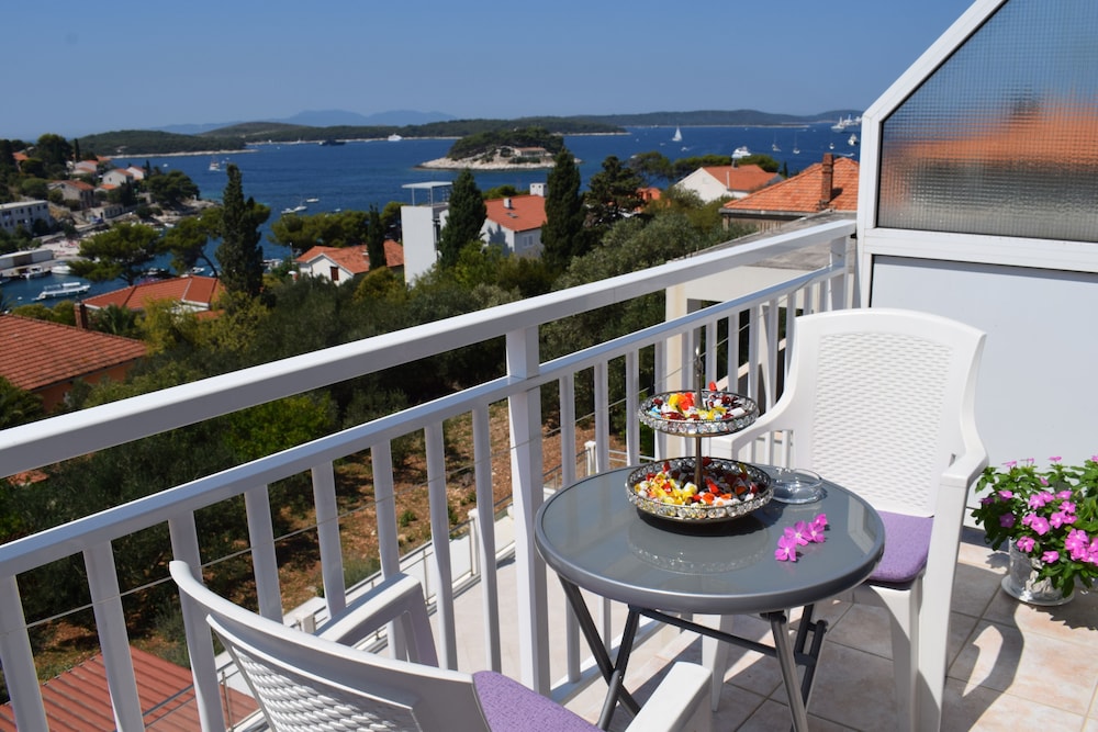 Deluxe Apartment, 2 Bedrooms, Kitchen, Sea View photo 3