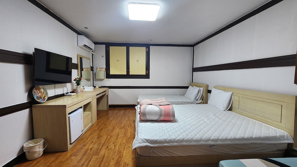 Deluxe Twin Room, City View photo 3