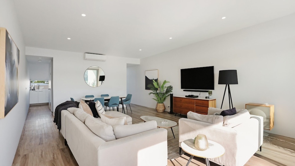 Three Bedroom Poolside Townhouse - Photo 5