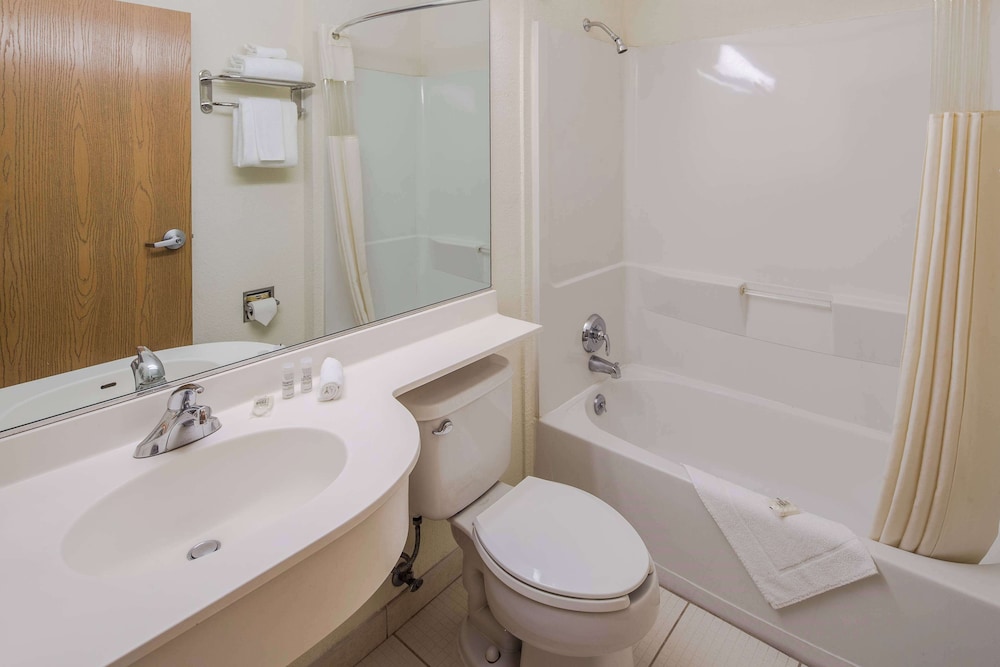 Standard Room, 1 Queen Bed, Accessible - Photo 4