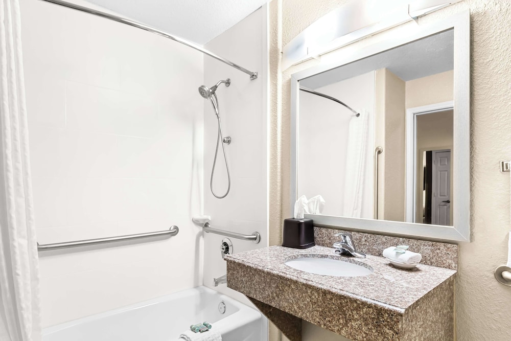 Standard Room, 2 Queen Beds, Accessible, Bathtub - Photo 4