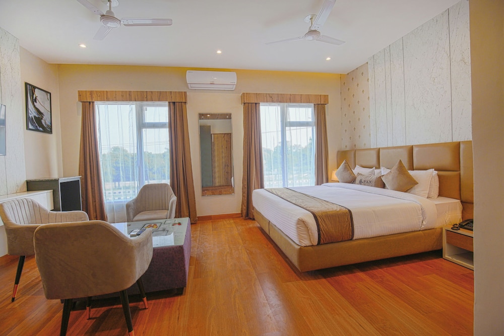Family Room, 1 King Bed, City View photo 3