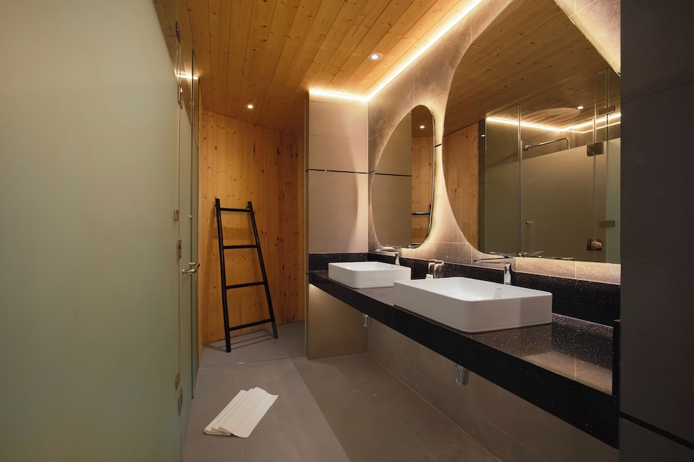 Honeymoon Suite - Photo 7