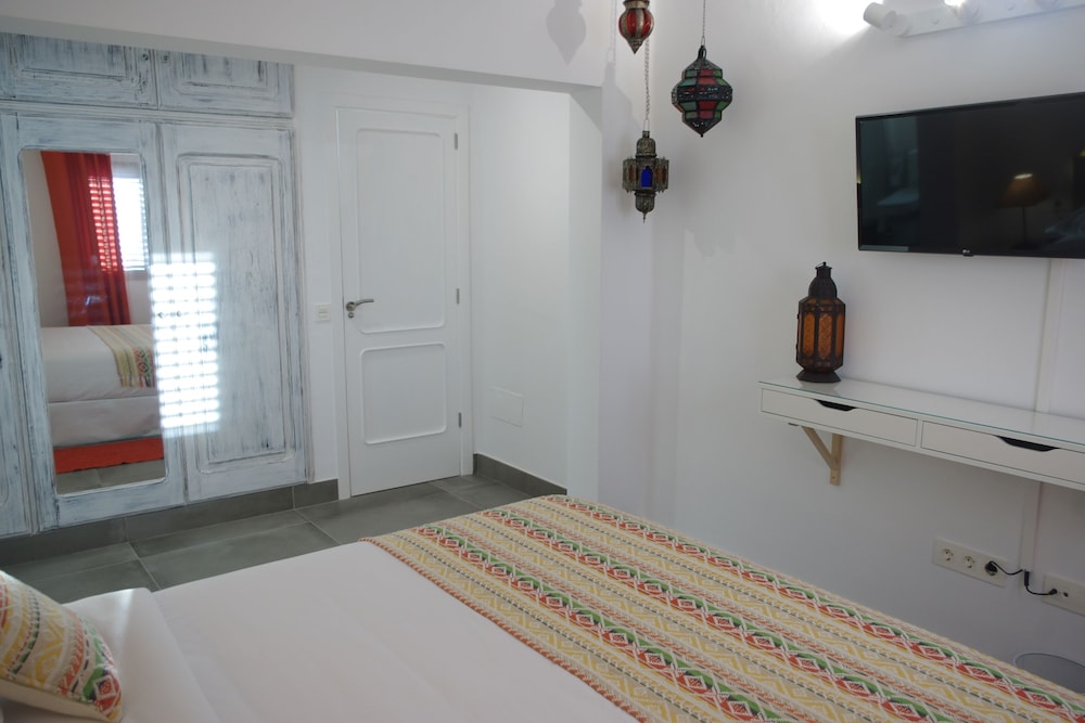 Deluxe Double Room, 1 Queen Bed (Orange)