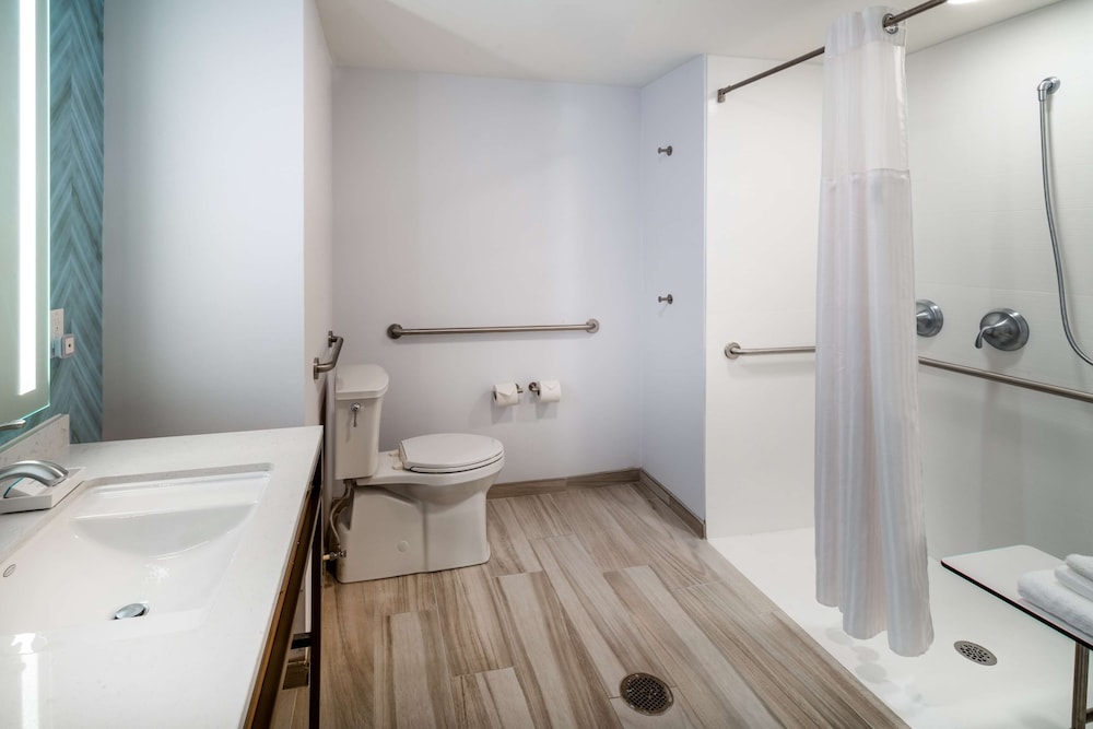 Room, 2 Queen Beds, Accessible (Roll-In Shower) - Photo 5