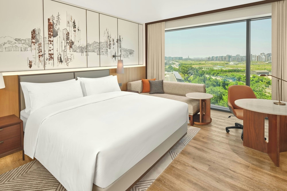Deluxe Room, 1 King Bed, City View