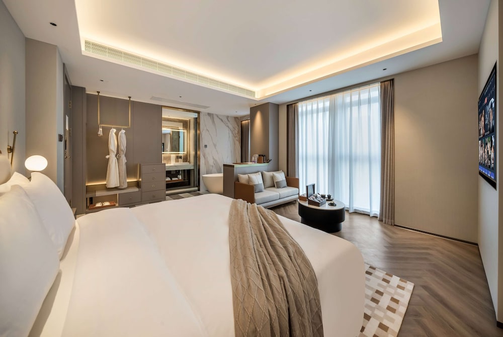 Room, 1 King Bed, Smoking, Bathtub (Panoramic)