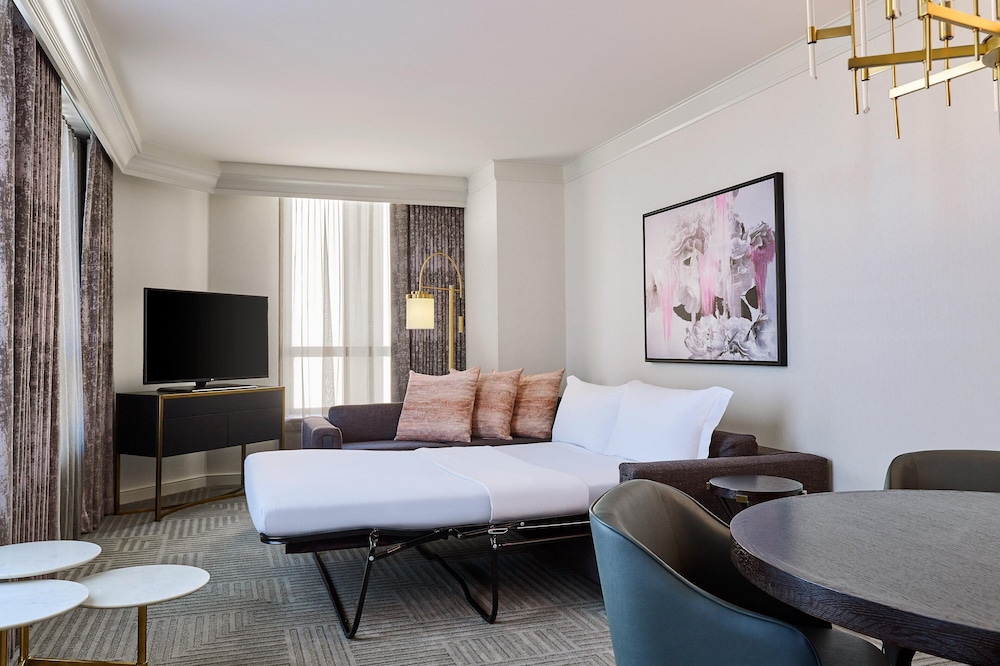 Deluxe Suite, 1 King Bed with Sofa bed