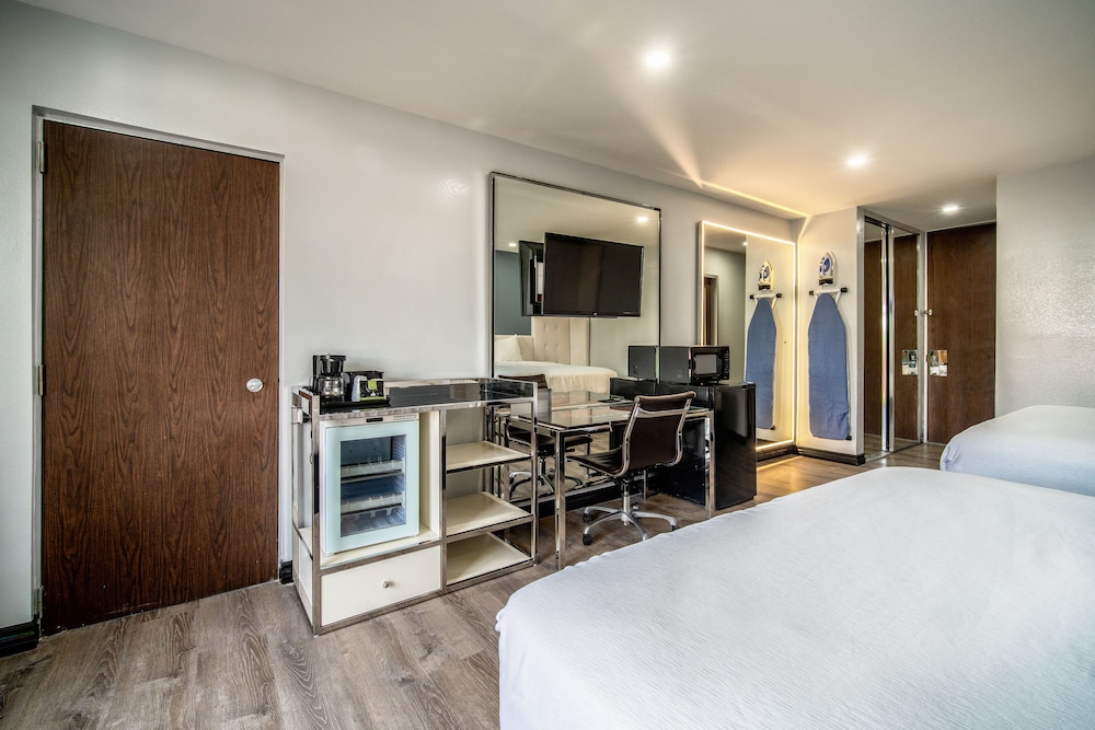 Standard Room, 2 Queen Beds - Photo 2