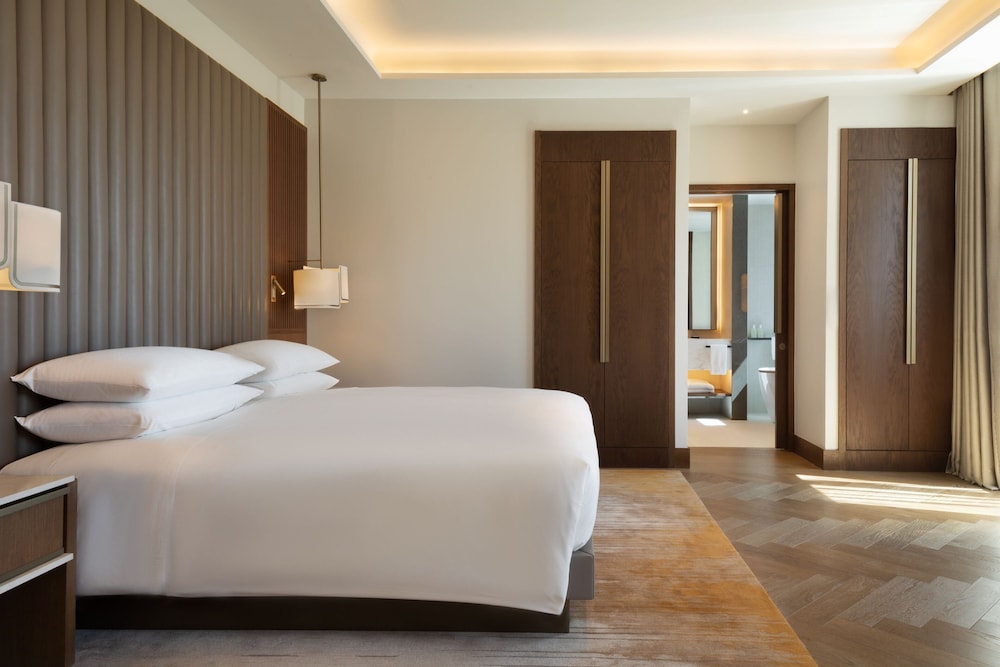 Signature Suite, 1 King Bed, Terrace (View) thumbnail 6