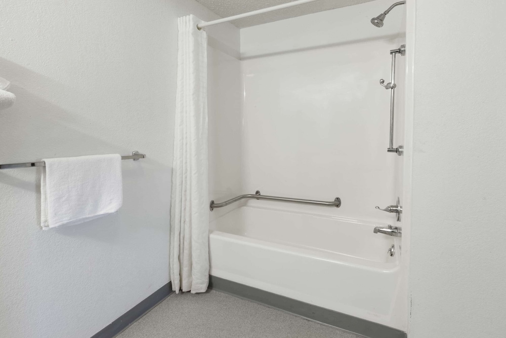 Suite, 1 King Bed, Accessible, Kitchenette photo 3