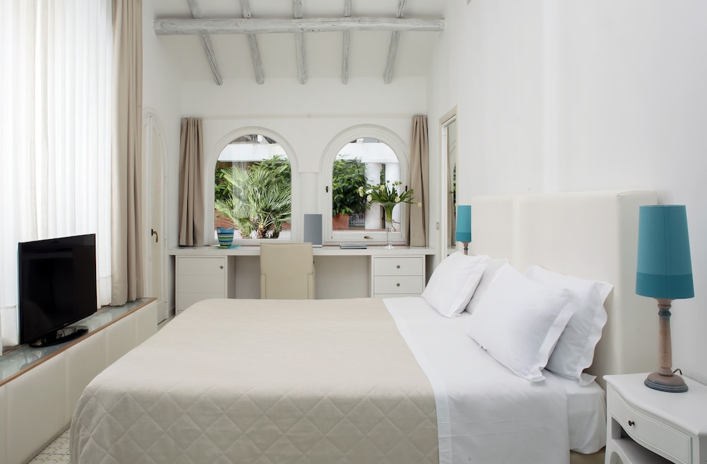 Junior Suite, Balcony, Pool View photo 2