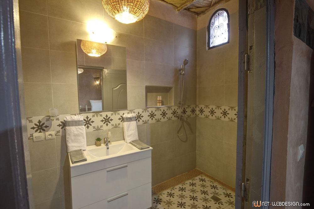 Standard Twin Room, Ensuite, Pool View photo 2