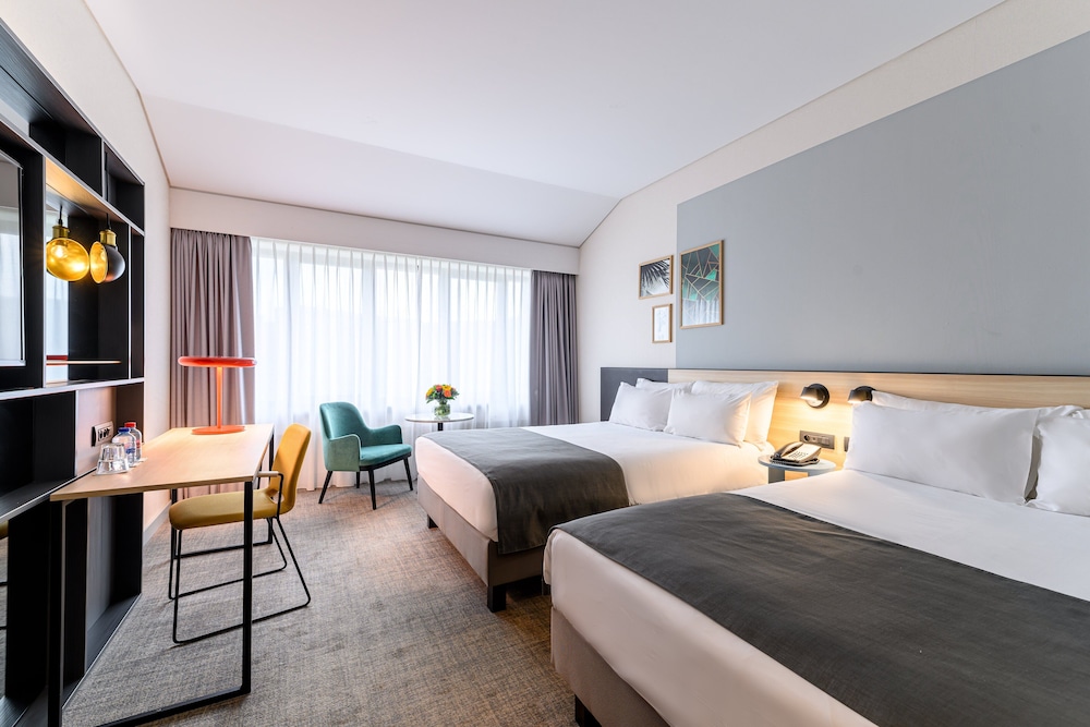 Standard Room, 2 Double Beds (Mid Floor) - Photo 2