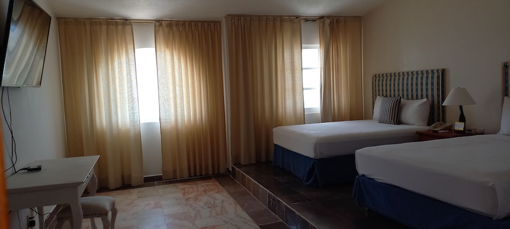 Two Bedroom Ocean View - Photo 4
