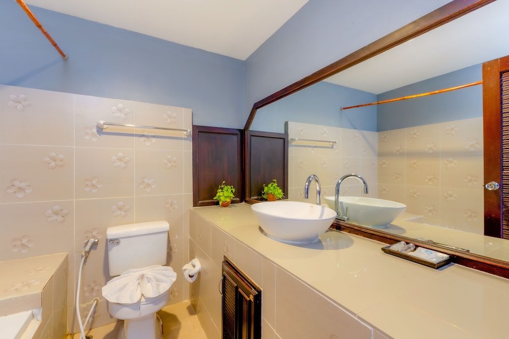 Grand Deluxe with Pool View - Photo 9